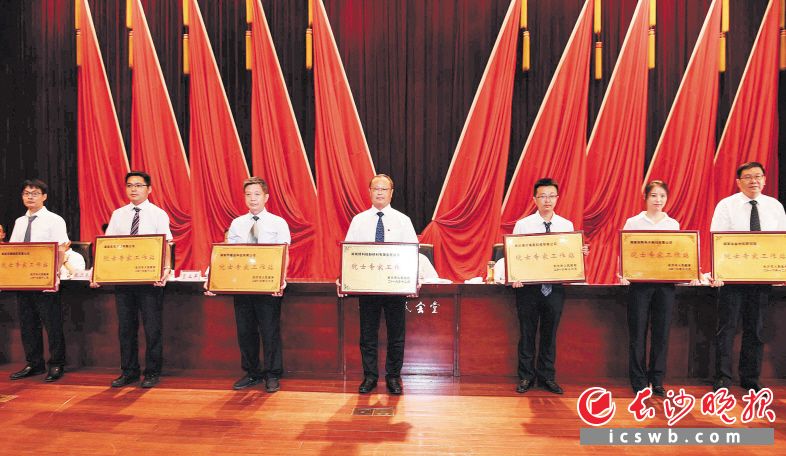 　　在昨日召開的長沙科技創(chuàng)新大會上，省、市領導向院士專家工作站授牌。長沙晚報記者 周柏平 攝